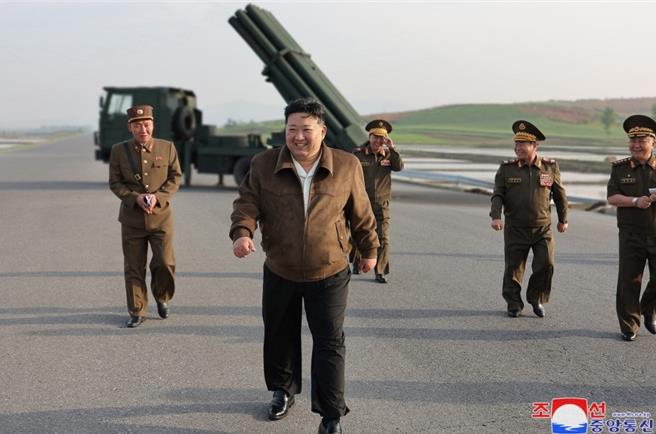 北韓領導人金正恩視察２４０毫米火箭炮武器系統試射（朝中社）