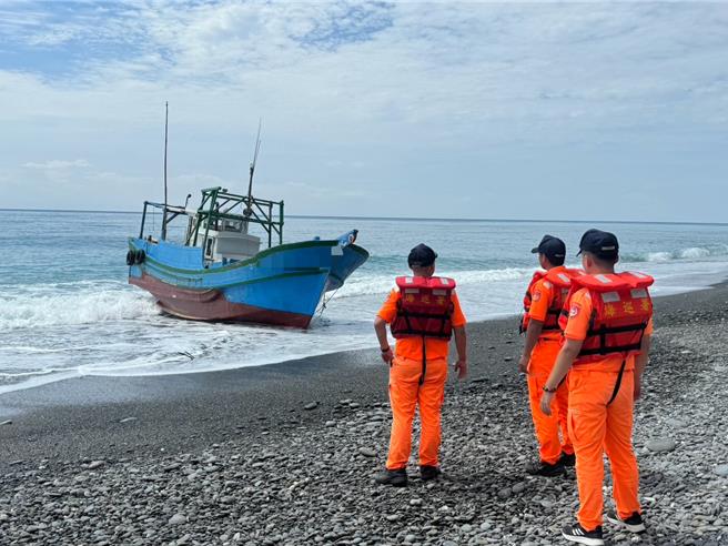 台東1艘漁船昨擱淺在大竹篙溪岸際，海巡人員及友船協助今天成功脫困。（海巡第十巡防區提供／蔡旻妤台東傳真）