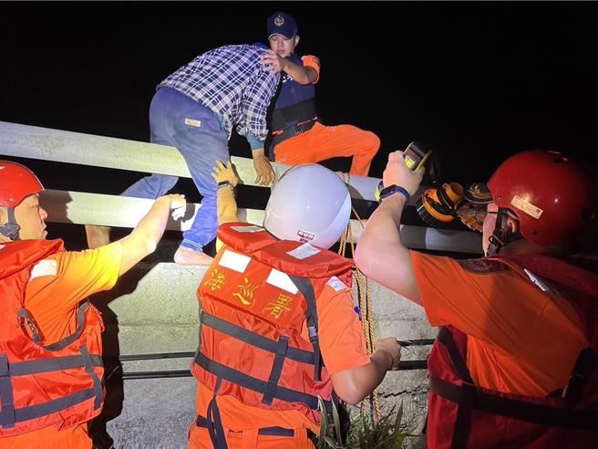 台東1艘漁船昨擱淺在大竹篙溪岸際，海巡人員及友船協助今天成功脫困。（海巡第十巡防區提供／蔡旻妤台東傳真）
