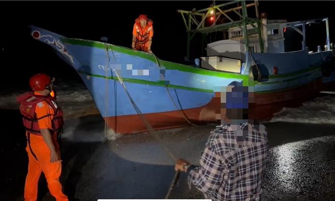 台東1艘漁船昨擱淺在大竹篙溪岸際，海巡人員及友船協助今天成功脫困。（海巡第十巡防區提供／蔡旻妤台東傳真）