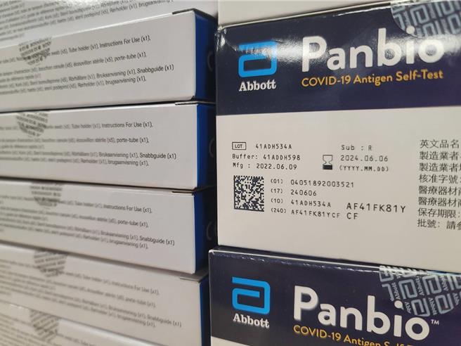 社區藥局協助疾管署發送1千萬劑新冠家用快篩，雖為免費，但八成以上效期都至今年六月底。鄭郁蓁攝