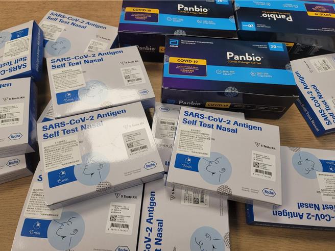 社區藥局協助疾管署發送1千萬劑新冠家用快篩，雖為免費，但八成以上效期都至今年六月底。鄭郁蓁攝