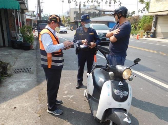 微型电动二轮车（俗称电动自行车）自前年起须领牌纳管，领牌宽限期至今年11月底到期，南投监理站近日将携手警方于县内微电车出没热点启动拦查宣导，呼吁尚未领牌的民眾尽速办理。（南投监理站提供／潘虹恩南投传真）