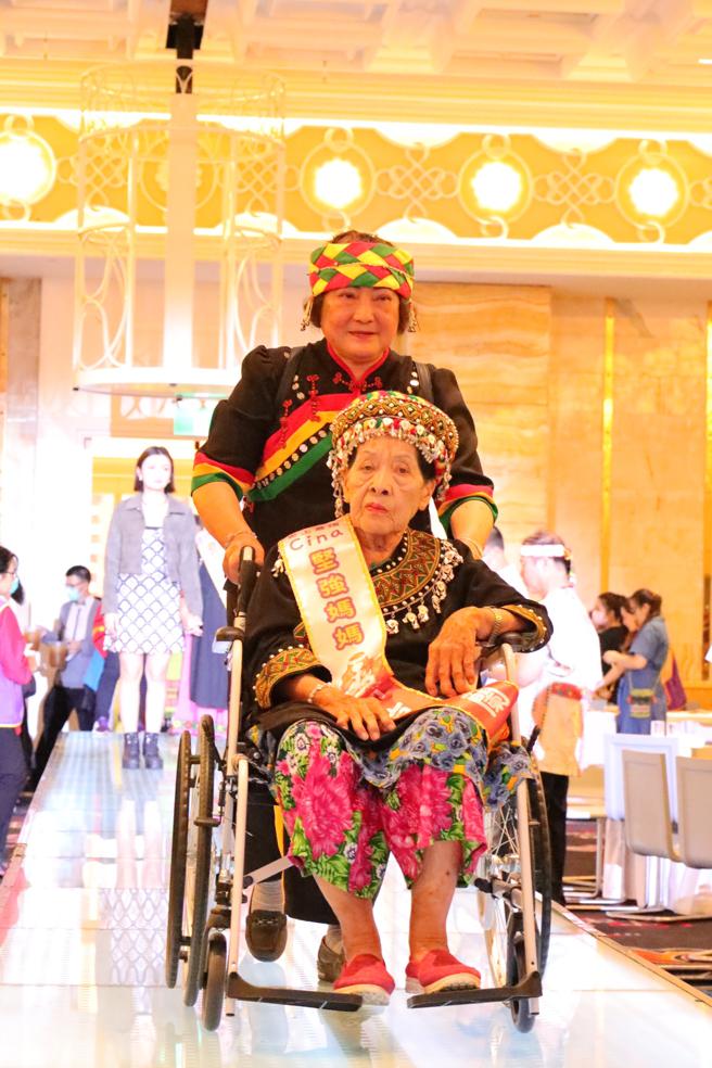 由子女家人陪著15位原住民模範母親，走星光大道入場。（高雄市原民會提供）　