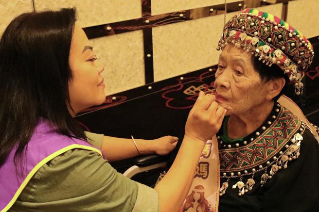 高雄市原民會11日舉辦母親節活動，媽媽們盛妝出席。（高雄市原民會提供）