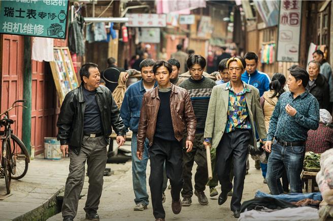 片中章宇带领队员，试图找出连环杀狗案背后的真相。（原创娱乐提供）