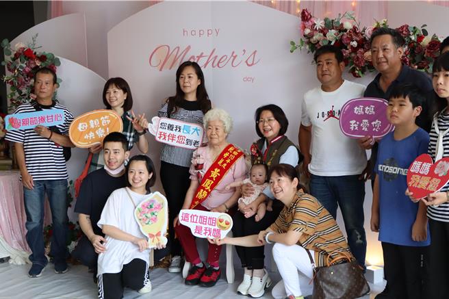 狮潭乡模范母亲表扬。（苗栗县政府提供／李京升苗栗传真）