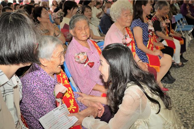 县长夫人祝福模范母亲。（苗栗县政府提供／李京升苗栗传真）