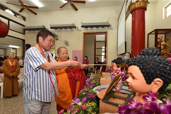 县长锺东锦在佛光山宏法社浴佛净心。（苗栗县政府提供／李京升苗栗传真）
