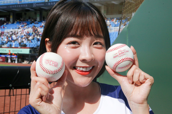 5月12日適逢母親節，中華職棒也特別製作了母親節粉紅色專用比賽用球。（陳麒全攝）