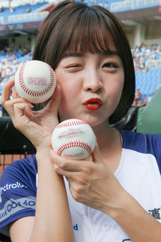 5月12日適逢母親節，中華職棒也特別製作了母親節粉紅色專用比賽用球。（陳麒全攝）