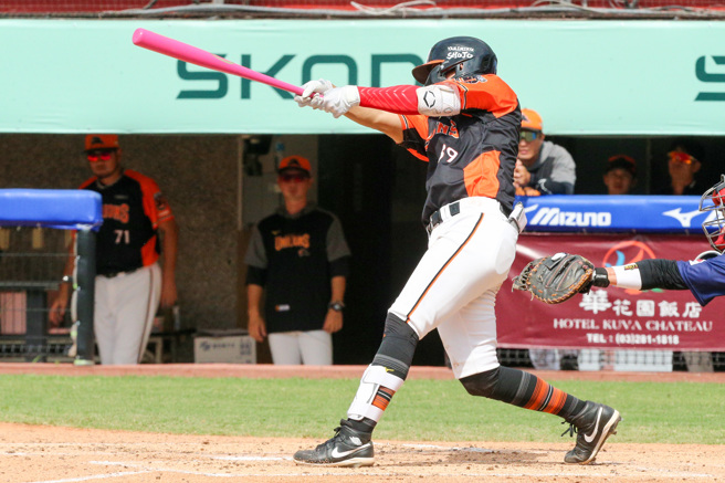 今日是母親節，中華職棒今日賽事球員也特別使用粉紅色球棒，圖為統一獅林祖傑。（陳麒全攝）
