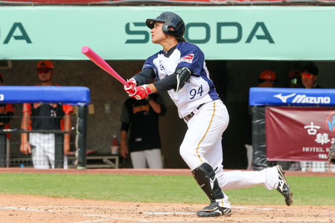 今日是母親節，中華職棒今日賽事球員也特別使用粉紅色球棒，圖為樂天桃猿馬傑森。（陳麒全攝）