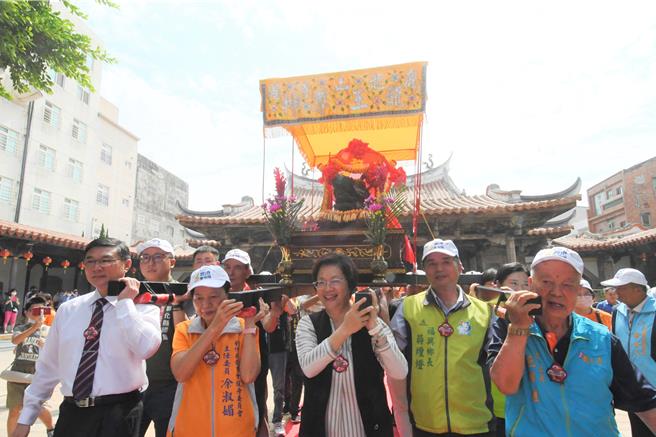 彰化縣鹿港慶端陽龍王祭12日登場，彰化縣長王惠美（中）帶領遶境及為龍舟開光點睛，祈求庇佑龍舟競賽平安順利。（彰化縣政府提供／孫英哲彰化傳真）