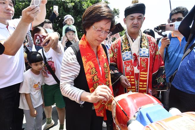 彰化縣鹿港慶端陽龍王祭12日登場，彰化縣長王惠美（中）帶領遶境及為龍舟開光點睛，祈求庇佑龍舟競賽平安順利。（彰化縣政府提供／孫英哲彰化傳真）