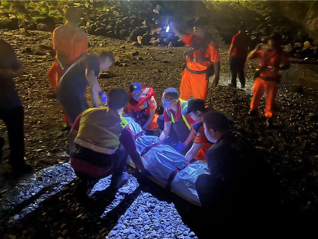 昨日晚上近10時，2名年輕人在宜蘭縣蘇澳鎮豆腐岬海邊閒晃丟石頭，突然發現1具浮屍飄上岸，嚇得趕緊報警。（北部分署第一岸巡隊提供／吳佩蓉宜蘭傳真）