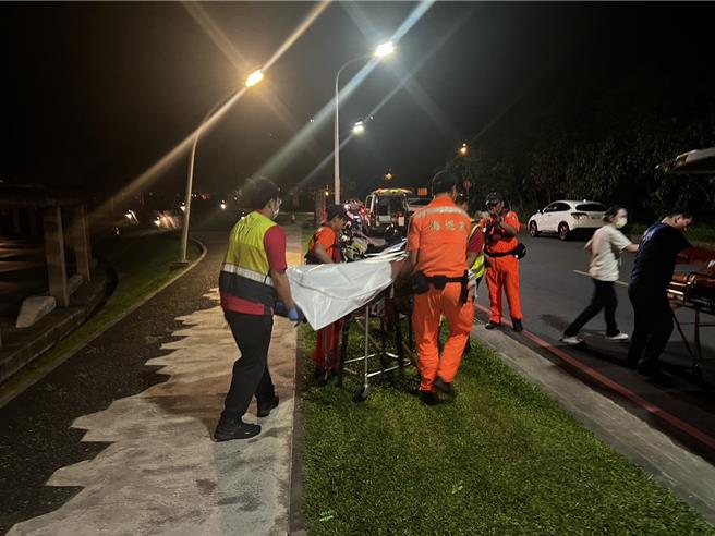 昨日晚上近10時，2名年輕人在宜蘭縣蘇澳鎮豆腐岬海邊閒晃丟石頭，突然發現1具浮屍飄上岸，嚇得趕緊報警。（北部分署第一岸巡隊提供／吳佩蓉宜蘭傳真）