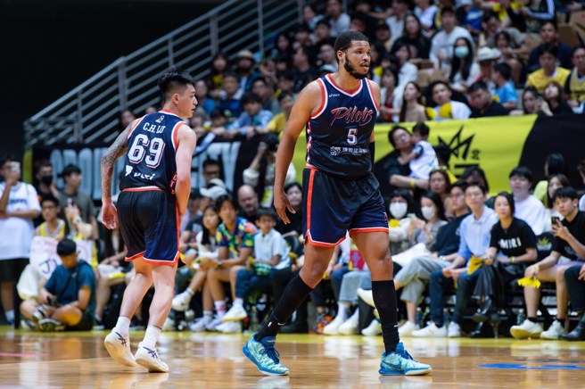 密克斯(右)成為今天領航猿延長險勝最大功臣。(PLG提供)