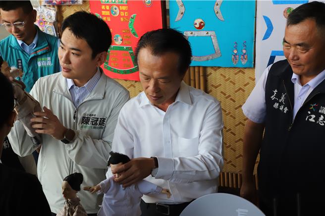 嘉义县长翁章梁参观溪口乡地方创生计画启动活动展示文创品。（廖素慧摄）