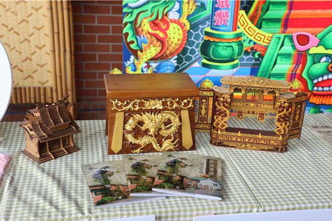 溪口乡创生计画今天启动，现场展示相关文创品供观摩。（廖素慧摄）