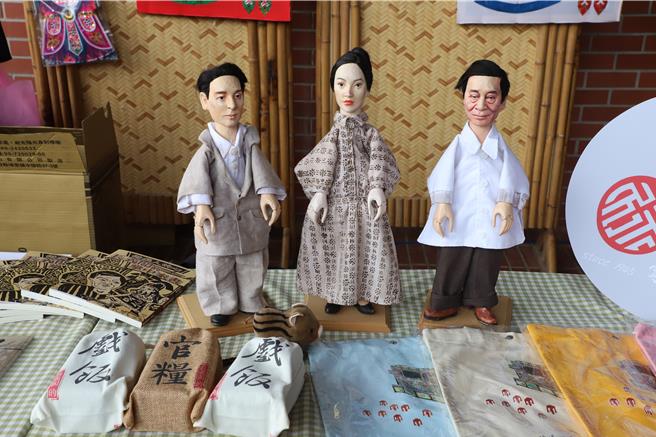 溪口乡地方创生今天启动，现场展示相关文创品供观摩。（廖素慧摄）