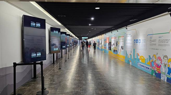 台北捷運公司30週年，於捷運中山藝文廊推出30周年回顧展「穿越北捷，三十而立」。（台北捷運公司提供／劉彥宜台北傳真）