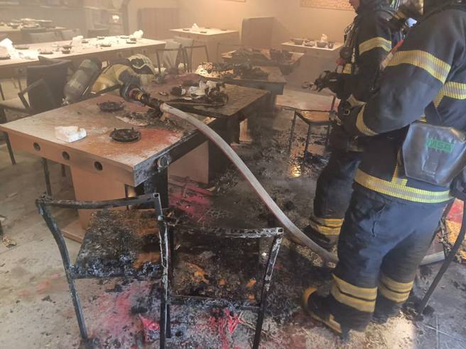 消防隊到場灌救，火勢10分鐘內撲滅。（翻攝畫面）