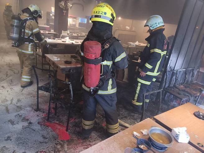 消防隊到場灌救，火勢10分鐘內撲滅。（翻攝畫面）