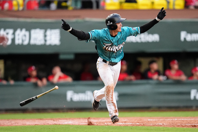 台鋼雄鷹王博玄敲出生涯首支再見安打。（台鋼雄鷹提供）