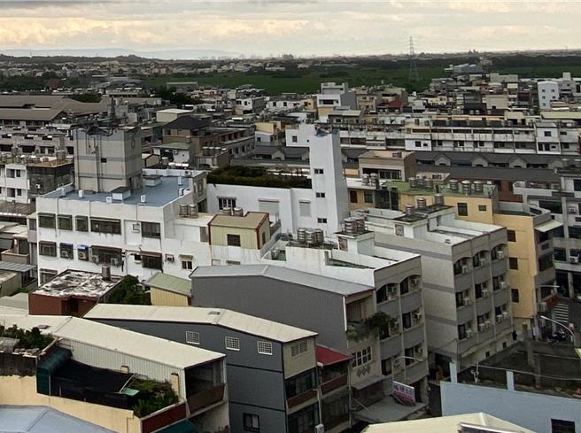 彰化縣政府地政處調查發現，最近5季彰化不動產交易呈現交易量微增後持平，交易總金額微升後又微跌之趨勢，似進入盤整階段，後續變動待觀察。（孫英哲攝）