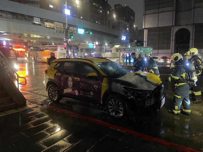 消防队获报到场很快就扑灭火势。（翻摄画面）