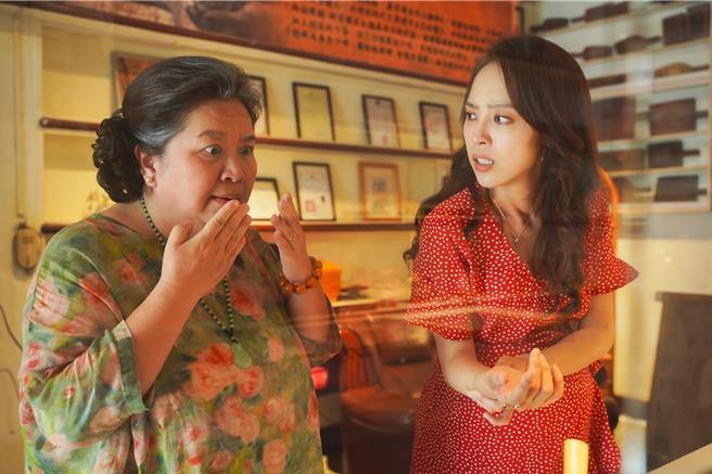 鍾欣凌（左）在《我的婆婆怎麼那麼可愛2》中，與媳婦林筳諭（勇兔）互動逗趣。（公視、東森、LINE TV提供）