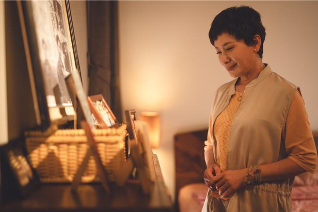 陳亞蘭在《勇氣家族》中為母則強，喪夫	扛起歌仔戲班重擔。（LINE TV提供）