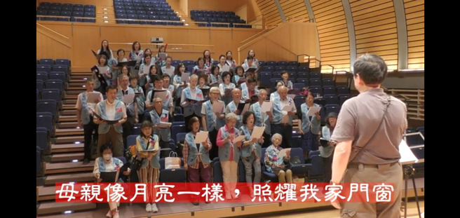 中华美韵合唱团排练，为了庆祝母亲节，将在纪念音乐会中献唱。（作者提供）