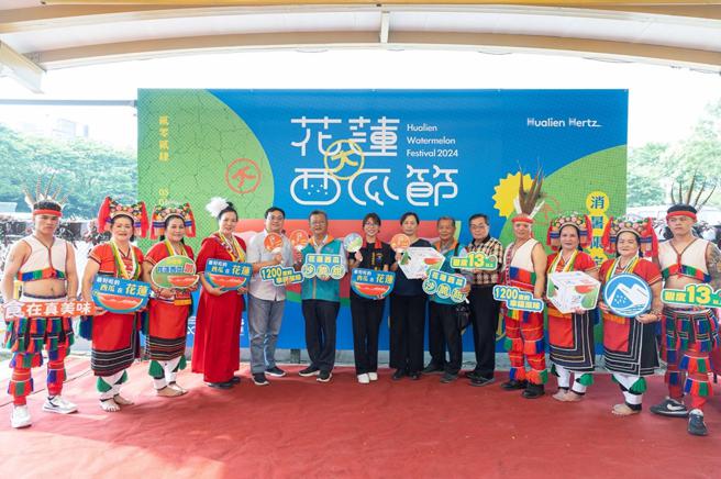 花蓮縣農會（11）日到台北希望廣場推廣沙脆甜的花蓮大西瓜。圖/主辦單位提供