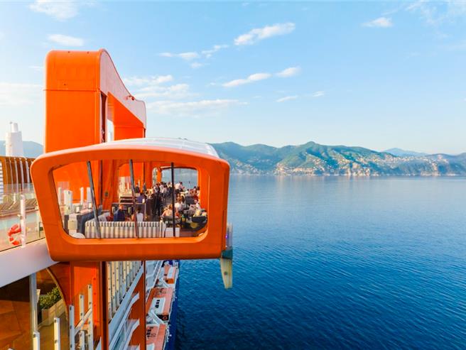 名人愛極系列的神奇魔毯可以自由升降，也是郵輪的多功能空間。（名人郵輪提供）