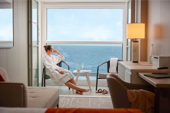 在無邊際陽台享受180度無死角海景，自由切換室內室外空間。（名人郵輪提供）
