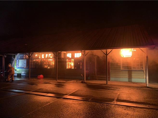 竹东资源庄冰店大火，无人受困，起火原因仍待调查。（竹县消防局提供／邱立雅竹县传真）