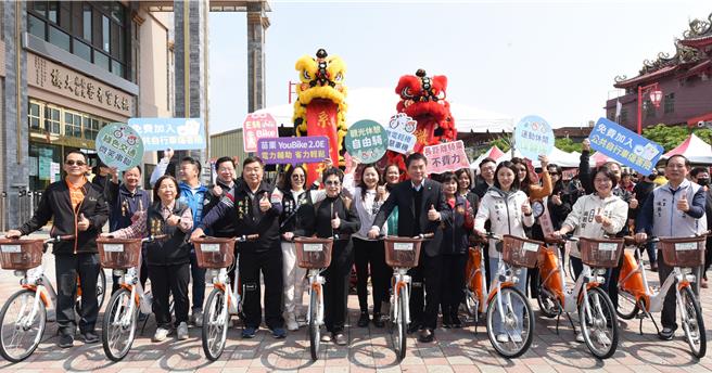 苗栗县长锺东锦等人启用YouBike2.0系统。（本报资料照片／李京升苗栗传真）