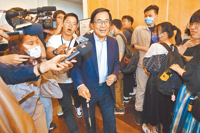 陈水扁(中)不道歉、不认罪、不还钱却可能获得特赦，让正当营生的台湾人相对剥夺感很严重。（示意图／本报系资料照）