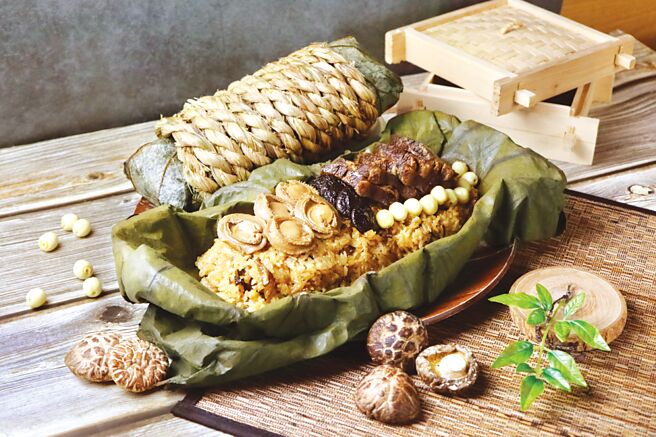 大地海陸雙珍粽單顆重達1.1公斤，適合5～6人分享，以在來米稻草梗捆綁，並使用熬製多時、入口即化的稻香大地牛直接入粽。圖／大地酒店提供
