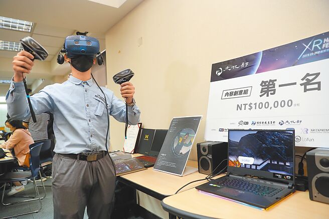 企业与学校合作透过奖学金绑住学生，恐有违劳基法。（本报资料照片）