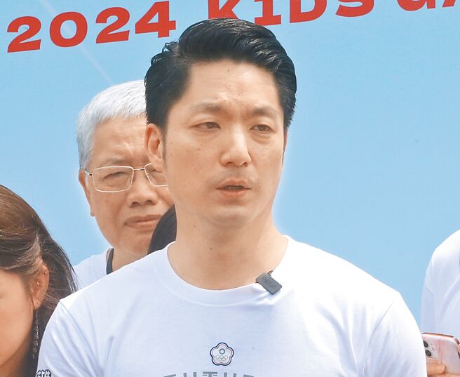 台北市长蒋万安11日受访时，对于有网红在信义区大撒币造成踩踏，他表示该怎么办就怎么办。（赵双杰摄）