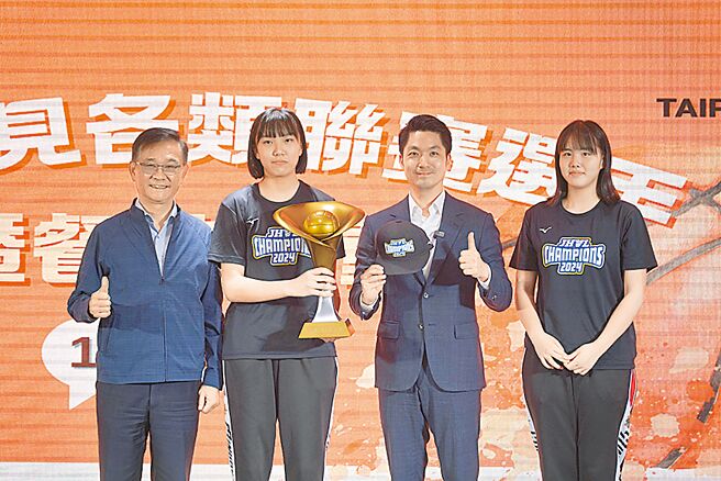 台北市明湖國中獲得首座國中排球聯賽女子組冠軍。圖右二為台北市長蔣萬安，圖左為台北市教育局長湯志民。（台北市教育局提供／黃敬文台北傳真）