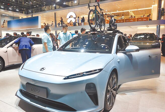 拜登政府最快下周宣布對華加徵關稅，涉及電動汽車、電池和太陽能等關鍵領域。圖為今年北京國際車展參展的蔚來ET5電動車。（中新社）