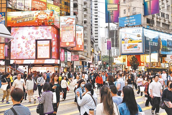 大陆出入境管理局公布，27日起新增8个城市居民，包括山西太原、黑龙江哈尔滨、西藏拉萨等，可以申请往来港澳「个人旅游签注」。图为香港铜锣湾。（中新社）