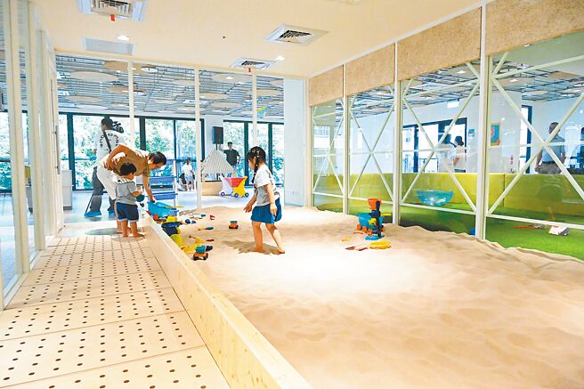 新竹縣今年托育服務再提升，4月起在新湖區社福中心開辦定點臨托服務。（新竹縣府提供／邱立雅竹縣傳真）