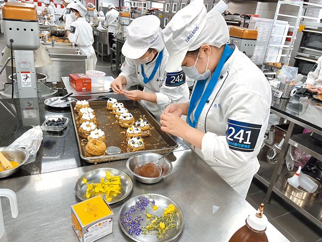 健行科技大學10日、11日舉辦「健行好棒盃餐旅技能全國公開賽」，「法式烘焙甜點組」選手專注製作餐點，希望奪得佳績。（校方提供／賴佑維桃園傳真）
