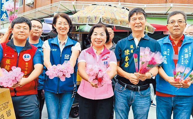 國民黨立委楊瓊瓔（中）11日前往市場送出3000支康乃馨香皂花；並感嘆在菜市場看到早起的婆婆媽媽都能感受到充滿韌性的力量與愛護家人的心情。（楊瓊瓔辦公室提供／潘虹恩台中傳真）