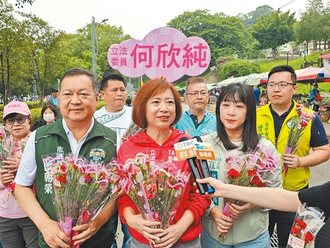 民進黨立委何欣純（中）11日一早跨選區到北屯大坑9號步道，2000支康乃馨不到1小時即贈罄，還有粉絲熱情合照。（何欣純辦公室提供／潘虹恩台中傳真）
